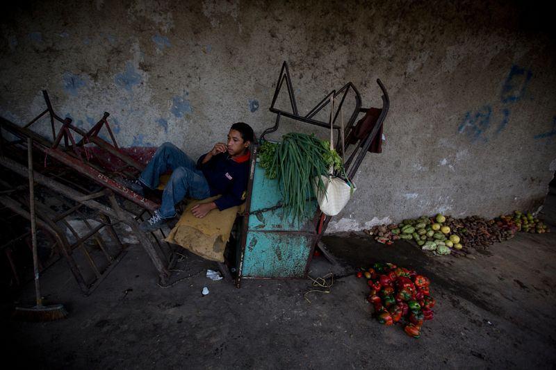 <p>Venezuela'da halkın alım gücü tükenme noktasına gelmiş durumda. Ülkede yaşanan ekonomik krizi AP fotoğrafçısı Fernando Llano, çarpıcı fotoğraflarla tüm dünyanın gözleri önüne serdi. </p>
