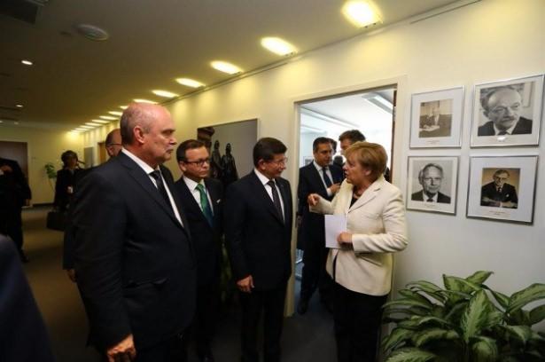 <p>Başbakan Ahmet Davutoğlu, New York temasları kapsamında Almanya Başbakanı Angela Merkel ile görüştü.</p>
<p> </p>