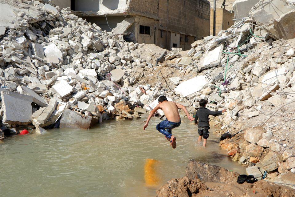 <p>Suriye'de rejim kuşatmasındaki Halep'te &nbsp;yaşam alanlarını kaybeden &ccedil;ocuklar, Rus bombardımanlarının a&ccedil;tığı derin &ccedil;ukurlara &nbsp;biriken sularda oynuyor.&nbsp;</p>

<p>&nbsp;</p>
