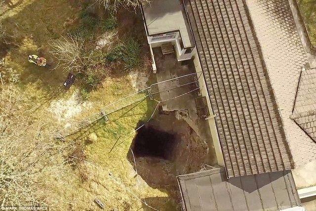 <p>91 metre derinliğindeki bu çukurun eskiden kullanılan bir kalay maden tüneli yüzünden çöktüğü belirlendi.</p>
<p> </p>