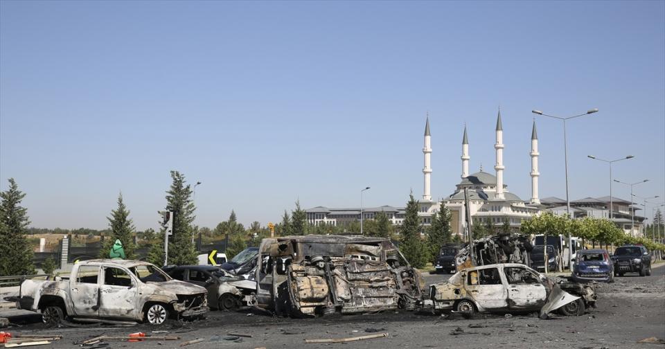 <p> Darbe girişiminin ilk saatlerinden itibaren Cumhurbaşkanlığı Külliyesi çevresinde toplanarak demokrasiyi savunan binlerce vatandaşın üzerine darbeci askerlerin kullandığı savaş uçakları tarafından bombalar yağdırıldı.</p>