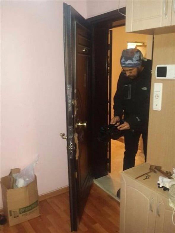 <p>Konya’yı apar topar terk eden 3 aileyle ilişkide oldukları saptanan Kırgızistan pasaportu taşıyan Doğu Türkistanlı 3 aileye mensup aralarında çocukların da bulunduğu 40 kişi, İzmir’in Buca ve Bornova İlçeleri’nde kaldıkları evlere yapılan baskınlarda gözaltına alındı. </p>