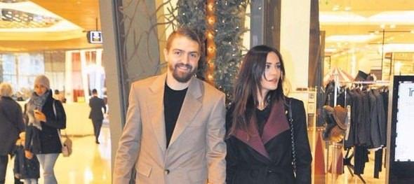 <p>Roma'daki nikah için uçak ve otel rezervasyonlarını da yapan Beşiktaşlı yıldız, yaşanan aksaklıklar yüzünden aşkının üzülmesine daha fazla dayanamadı. Bunun üzerine Erkin, tüm sorunları gidermek için işlemleri hızlandırdı.</p>