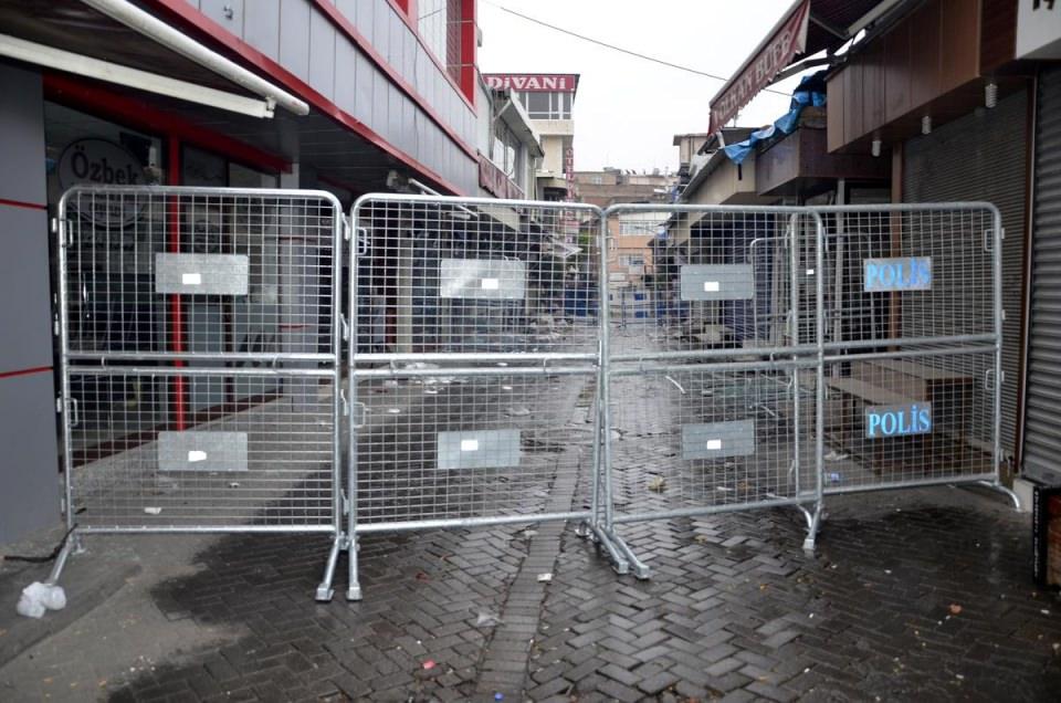 <p>Yanlarına aldıkları valiz ve bazı eşyalarla terör saldırılarının sürdüğü ilçedeki evlerini soğuk havaya rağmen, terk etmek zorunda kalan vatandaşların kimisi şehir dışına çıkıyor, kimisi de farklı ilçelerde veya köyde bulunan yakınlarının yanına yerleşiyor.</p>
<p> </p>