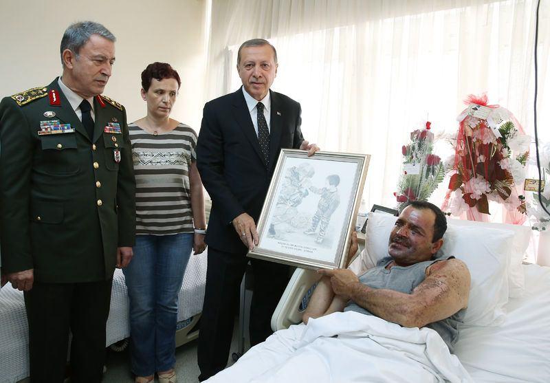 <p>“İki gün önce Genelkurmay Başkanımızla bir aradaydık. Gazetelerde bir resim çıkmıştı Binbaşı Necmettin. Binbaşı Necmettin üşüyen yavruyu kendi avuçlarından o ruhundan gelen sıcak buharla onu ısıtmaya çalışıyordu. Ondan bir müddet sonra gözlerinden yaralandı, GATA’ya getirdiler. GATA’da kendisiyle komutanımız bir görüşme yaptı. Kendisine ‘hadi kırsala’ deyince de ‘emriniz olur komutanım’ dedi. Bana bunu anlatınca ‘telefon var mı komutanım’ dedim ‘hemen bağlayalım’ dedi. Bende telefonla kendisini aradım inşallah ziyaretine gideceğim. Muhabbetimizi yaptık ‘bak’ dedim ‘şimdi komutanım yanımda seni kırsalda bekliyor’ dedim. ‘Emri olur’ dedi.”</p>

<p> </p>

<p> </p>

