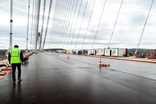 <p>59 metrelik genişliği ile bittiğinde dünyanın en geniş köprüsü unvanını alacak olan 3. Köprü 8 şerit karayolu 2 şerit demiryolu olarak toplam 10 şeritten oluşacak. Deniz üzerindeki uzunluğu 1408 metre toplam uzunluğu ise 2 bin 164 metre olan Yavuz Sultan Selim Köprüsü’nün toplam maliyeti ise 4,5 milyar lira. </p>
