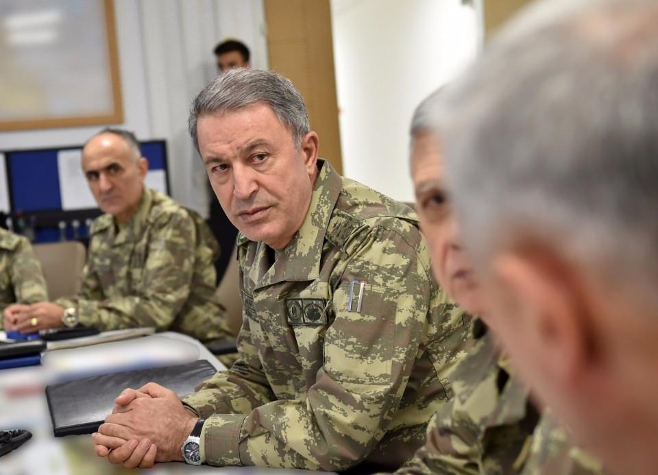 <p>Irak'ın kuzeyindeki Sincar Dağı ile Suriye'nin kuzeydoğusunda bulunan Karaçok Dağı'nda bölücü terör örgütüne yönelik hava harekatında bir saat süreyle hedeflere bomba yağdıran savaş uçakları, aralarında barınak, silah mevzileri, komuta ve haberleşme merkezinin bulunduğu 39 hedefi imha etti. </p>