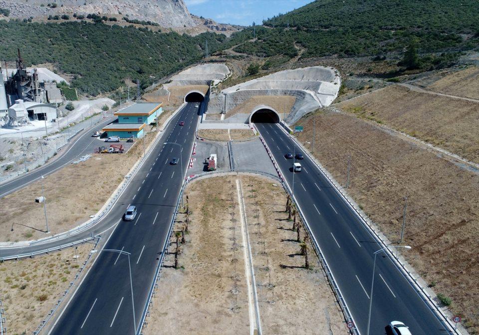 <p><strong>Belkahve tünelleri</strong></p>

<p>İzmir'de hizmete alınan üçüncü tünel ise İstanbul-Bursa-İzmir Otoyolu Projesi kapsamında hayata geçirilen Kemalpaşa-Bornova-Otogar Kavşağı ve Belkahve tünelleri oldu.</p>
