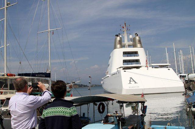 <p>Akşam saatlerine kadar sürmesi planlanan akaryakıt ikmali için milyarder iş adamının yaklaşık 1 milyon lira ödeyeceği öğrenildi.</p>

<p> </p>
