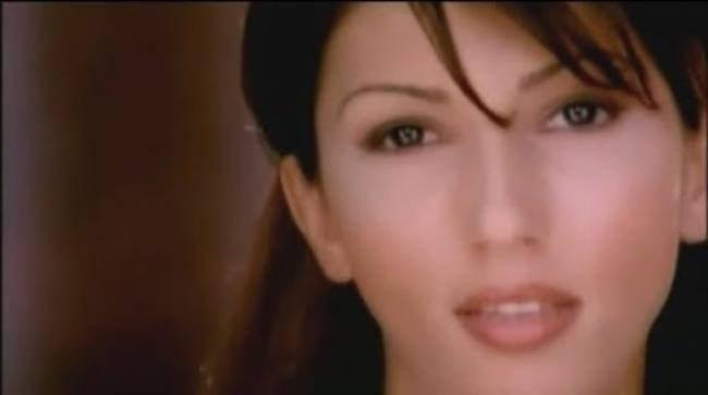 <p><strong> 2000 yılı Hande Yener'in ''Yalanın Batsın' klibi</strong></p>