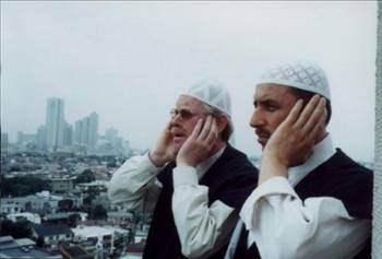 <p>CAMİLERDE KARŞILIKLI ÇİFTE EZAN: Eskiden bilhassa Cuma, Kandil, Arefe gibi dinî günlerde büyük camilerde (ağırlıklı olarak Selâtin camilerde) ezanlar iki ayrı minareden, yankılı olarak okunurdu. Birinci müezzin ezanın bir bölümünü okuyup bitirdiği anda, diğer minaredeki müezzin aynı bölümü farklı bir makamdan okumaya başlar, ezan bitene kadar karşılıklı olarak devam ederdi. 2 ayrı müezzinin bu birbirini takip eden karşılıklı okumaları, uzaklardan sanki yankı hissi uyandırırdı insanda... 4 minareli camilerde ise, kimi zaman 4 ayrı minareden 4 müezzin tarafından okunan ezanlar da olurdu. Hiç susmadan, caminin etrafındaki 4 minareyi de çepeçevre dolaşan bu özel ezan okuma tarzı, artık günümüzde uygulanmamaktadır.</p>