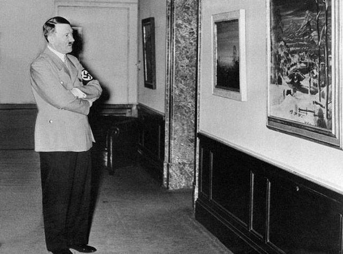 <p>Adolf Hitler, milyonların ölümüne sebep olacak kararlar almadan önce çizdiği resimler gerçekten çok ilginç. Eğer bu resimler öğretmenleri tarafından kabul görmüş olsaydı tarih Adolf Hitler'i bir katil olarak değil bir ressam olarak hatırlayacaktı...</p>
