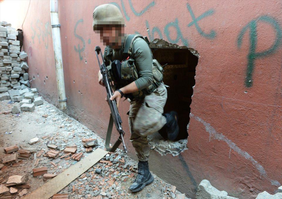 <p><strong>Aniden terk ettiler</strong></p>
<p>Teröristlerin bölgeyi bir baskın öncesi acele terk ettiğini kaydeden güvenlik kaynakları, içerideki mermi ve silahları almaya fırsatları olmayan örgüt üyelerinin, el yapımı patlayıcıları da bıraktıklarını ifade etti.</p>