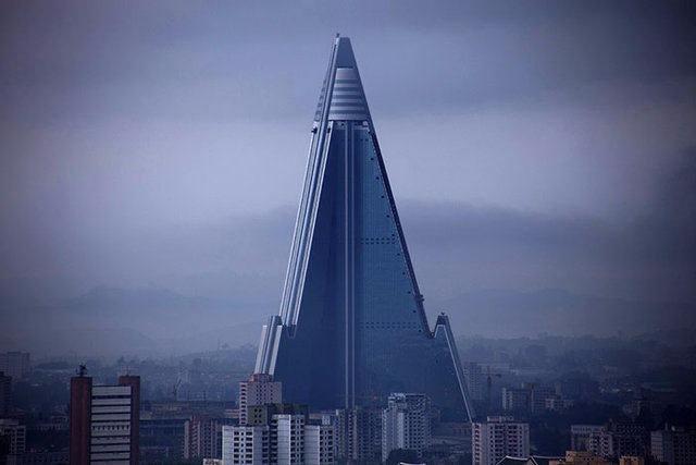 <p>Ryugyong Hotel, Kuzey Kore</p>
