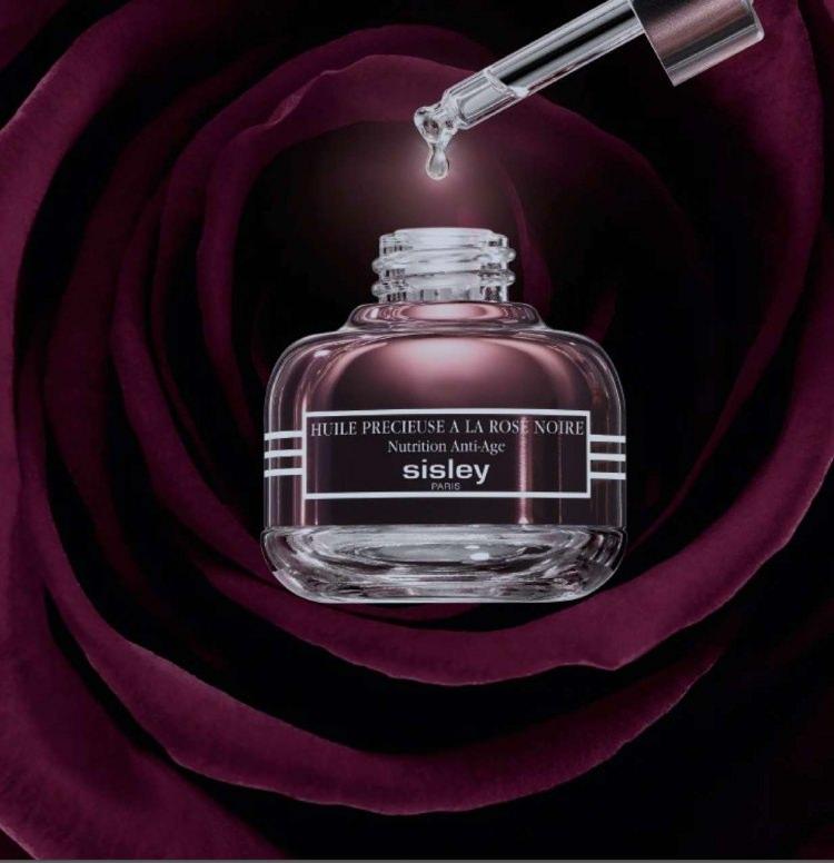 <p><strong>6. Sisley Black Rose Precious Face Oil</strong></p>

<p>Özellikle kuru ciltlerin ihtiyacı olan besleme, onarma ve korumayı vaat ediyor. Aynı zamanda avokado, erik yağı, padina pavonica özleri, bulgar gülü ve manolya yağı ile cilde nem veriyor. </p>

