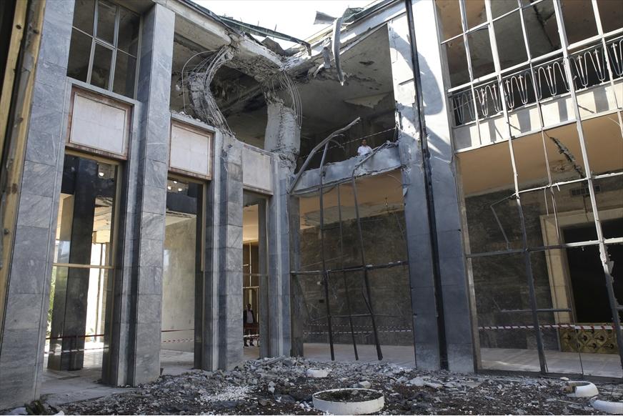 <p>Bombalardan birinin isabet ettiği TBMM'deki Başbakan ofisinin önü, demokrasinin mabedine yapılan saldırının belleklerden silinmemesi için olduğu gibi korundu.</p>
