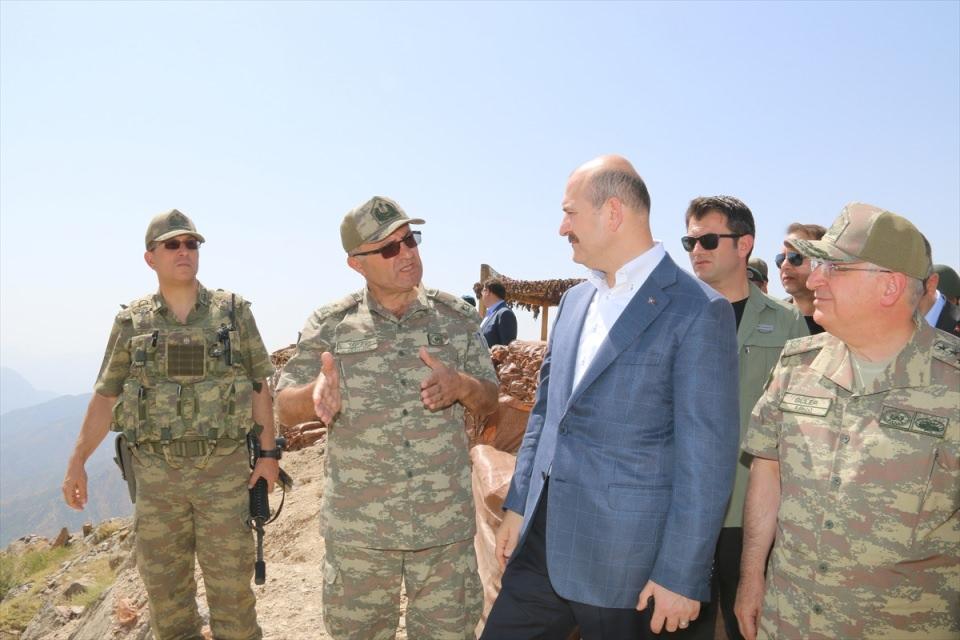 <p>Çok kısa bir zaman içinde, uzun zamandır yapılamayan bu yolun 11 kilometresi şu anda bitmiş durumda. Şimdi Ulaştırma Bakanımız ile biraz önce buradan telefonla konuştuk. Kendisine çok teşekkür ediyoruz. Geriye 16 kilometremiz kaldı.</p>