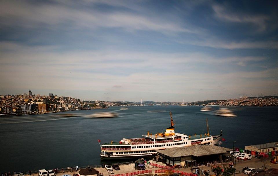 <p>Basketbolseverler, özellikle Suriçi, Haliç, İstanbul Boğazı ve Marmara Denizi ile çevrili olan tarihi yarımadada geçmişin önemli izlerine şahit olabilecek. Taraftarlar, tarihi yarımadanın en popüler yeri olan Sultanahmet Meydanı'nda Ayasofya Müzesi, Topkapı Sarayı, Sultanahmet Camisi ile Yerebatan Sarnıcı'nı gezme fırsatı bulacak. </p>

<p> </p>
