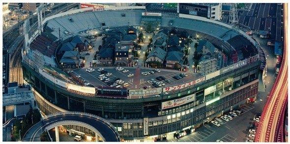 <p>Japonya; Osaka StadyumuŞehrin merkezinde yer alan bu stadyum 31 bin 379 koltuk kapasitesine sahip. Stadın ilginç yanı içinde yerleşim yerinin bulunması. Sahanın yarısında evler bulunan stat 1998 yılında alışveriş merkezine dönüştürüldü.</p>
