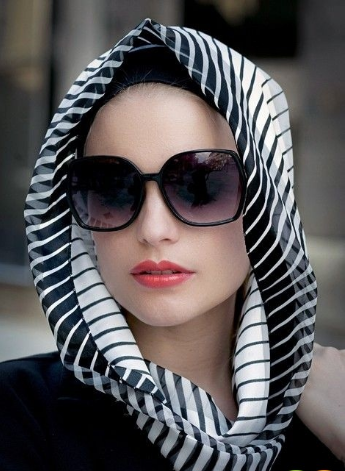 <p><strong>OVAL BİR YÜZE SAHİPSENİZ...</strong></p>

<p>Dengeli olması sebebiyle ideal yüz şekli olarak tanımlanır. Hemen hemen tüm gözlük türlerini kolaylıkla taşıyabilir.</p>
