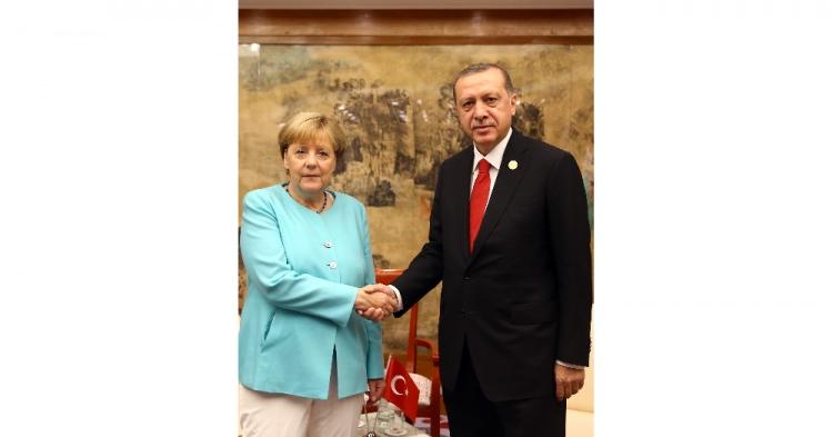 <p>Çin’in Hangzhou kentinde düzenlenen G20 Zirvesi’ne katılan Cumhurbaşkanı Recep Tayyip Erdoğan, Almanya Başbakanı Angela Merkel’i kabul etti. Yaklaşık 45 dakika süren görüşmenin içeriğine dair bir açıklama yapılmadı.<br />
</p>