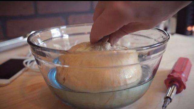<p>Soğanı herhangibir enerji içeceğinin içine bırakıp yaklaşık yarım saat bırakıp kimyasal reaksiyona geçmesini bekliyorsunuz.</p>

<p> </p>
