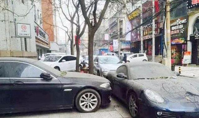 <p><strong>KAVGALI OLDUĞU ADAMIN ARACININ ÖNÜNE PARK EDİNCE...</strong></p>
<p>Çin'de bir adam, kavgalı olduğu bir kişinin aracının önüne park ettiği arabasını tam 1 yıl boyunca çekmedi.</p>
<p> </p>