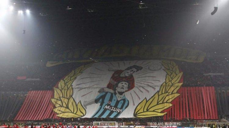<p>Milan-Inter derbisi öncesi kırmızı siyahlı tribünlerin yaptığı koreografi...</p>
