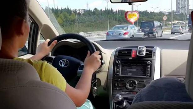 <p>Yeni düzenlemeyle birlikte ehliyet çeşidi de 9’dan 17’ye çıkacak. Değiştirilecek yaklaşık 25 milyon ehliyet de 80 ülkede geçerli olacak.</p>

<p> </p>
