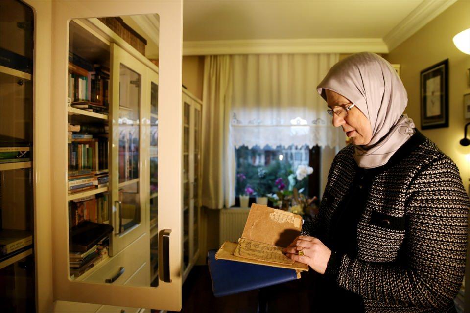 <p><strong>"Bir kaç kitap yazmayı planlıyorum"</strong></p>
<p>Evinde en çok kütüphanesinde ve çalışma odasında vakit geçirdiğini ifade eden Ramazanoğlu, "Kütüphane artık sadece benim değil, çocuklar eşim hep beraber kullanıyoruz. Daha önceki yıllarda kütüphanemizin büyük bölümü tıp kitaplarıydı. Son 5 yıldır artık aktif doktorluk yapamadığım için onları ayırdım başka bir yerde tutuyoruz. Buradaki kütüphanemde tarih, sosyoloji, psikoloji, siyaset, roman, hikaye, şiir kitapları var. Sosyal konuların hepsine çok ilgiliyim. Tarih, sosyoloji, felsefe, siyaset tarihi, temel eserler, klasikler, şiir, roman, güncel kitaplar, ekonomi kitapları, İslam düşünce tarihi çok okurum" şeklinde konuştu. </p>