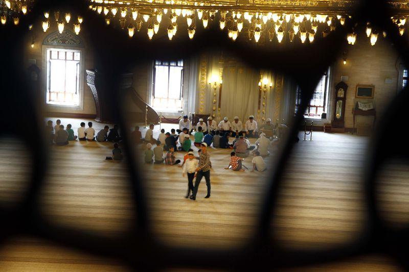 <p>İstanbul'daki Çamlıca Camisi'ne de ilham kaynağı olan, 18 yılda 500 ustanın alın teri döktüğü ve hat işlemesi de bin 800 günde tamamlanan cami, 2011'de Regaip Kandili'nde ibadete açıldı. Külliye şeklinde inşa edilen cami, farklı imkanlarıyla sadece ibadet için değil düzenlenen sosyal programlarla vatandaşların sıkça ziyaret ettiği bir mekan oldu.</p>

<p> </p>
