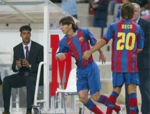 <p>Tarihler 16 Ekim 2004'ü gösterirken Lionel Messi, Barcelona'nın Espanyol ile oynadığı maçın 82. dakikasında Deco'nun yerine oyuna girerek ilk kez A takım formasını giydi. Formasını ne yapacağı sorulduğunda, "Bu forma Arjantin'e dönmek zorunda kalan annem için. Bu oynadığım son 10 dakikayı hayatım boyunca unutmayacağım". dedi.</p>
<p> </p>
