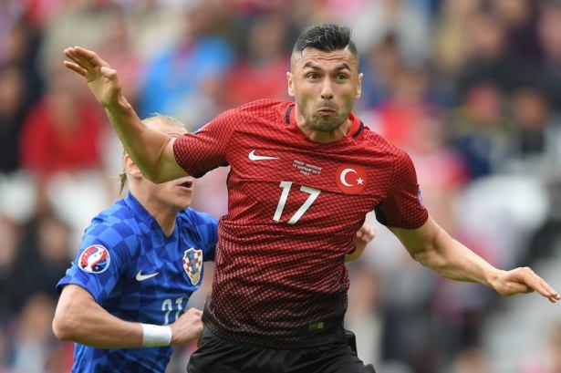 <p>İkinci yarının başlamasıyla Türkiye'nin ardı ardına gelen şutlarla zorlanması üzerine ise, ilk 11'de yer almayan Burak Yılmaz'ın eksikliğine dikkat çekilerek, "Burak Yılmaz neredesin?" ifadelerinin kullanılması dikkat çekti.</p>