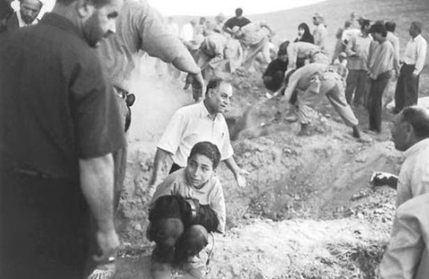 <p>2002 Eric Grigorian, ABD</p>

<p>İran'da asker ve köylüler, depremde ölen kurbanlar için mezar kazıyorlar. Bir çocuk ise ölen babasının pantolonuna sıkı sıkı sarılmış, yanıbaşındaki boşluğa babasının gömülmesini bekliyor.</p>
