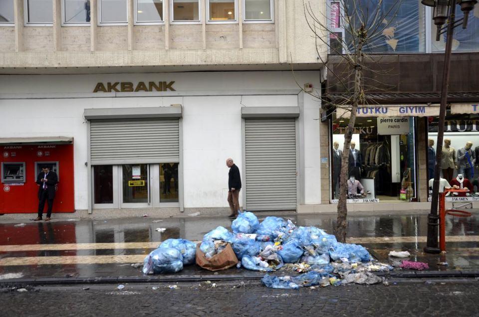 <p>Temizlik çalışmalarına başlayan belediye ekipleri de 19 gündür sokaklarda biriken çöpleri topladı.</p>

<p> </p>
