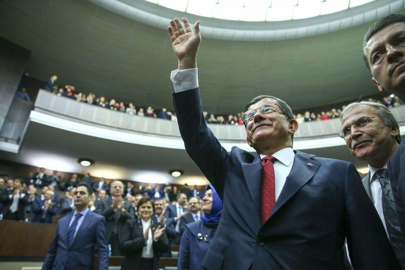 <div>Başbakan Ahmet Davutoğlu tarafından açıklanan yeni kabinenin yeni bakanları, AK Parti grup toplantısında milletvekillerinin tebriklerini kabul etti. </div>

<div> </div>
