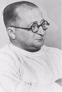 <p>Auschwitz kampında 10. Blok'ta kalanlar üzerinde tıbbı deneyler yapan Nazi doktor Carl Clauberg.</p>

<p> </p>
