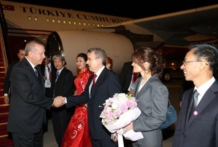 <p>Cumhurbaşkanı Erdoğan'ın "CAN" özel uçağı ile Pekin Başkent Uluslararası Havalimanı'na inişi sırasında, Türkiye'nin Pekin Büyükelçisi Ali Murat Ersoy, Çin Halk Cumhuriyeti Ankara Büyükelçisi Yu Hongyang ile diğer yetkililer karşıladı. </p>