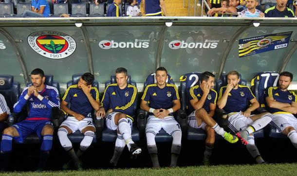 <p>Sarı lacivertli ekibin geçtiğimiz sezon Torku Konyaspor deplasmanında oynadığı maçta da oyuna 86. dakikada dahil olmasına tepki gösteren Caner Erkin, kendisine taktik veren antrenörü dinlemeyerek üzerini değiştirmeye devam etmişti.</p>