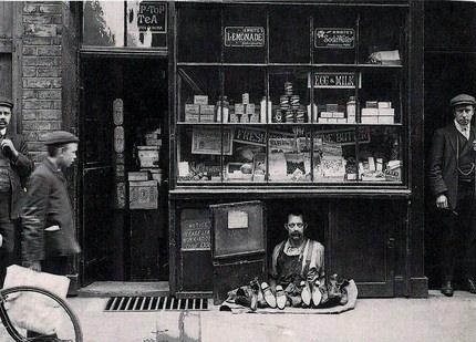 <p>Londra'daki en küçük dükkân ve satıcı (1.2 metre kare), 1900</p>
<p> </p>