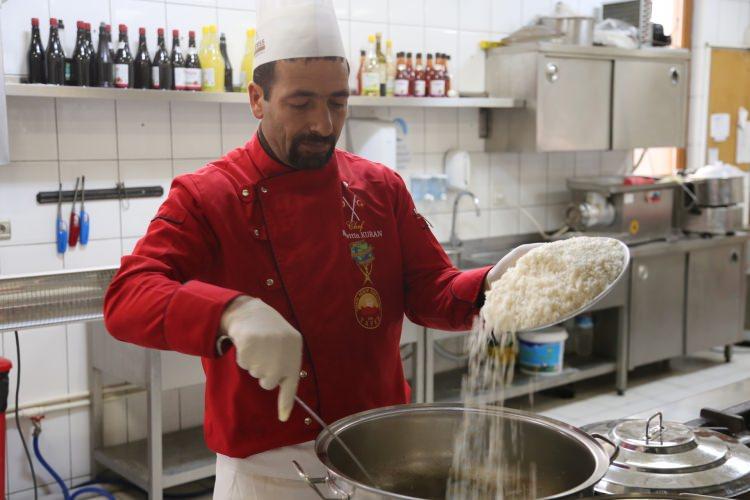 <p>Aşçı Nurettin Kuran ise Türk mutfağında pirinçten yemek ve tatlı olarak 50 çeşit yemek yapıldığını söyledi.</p>