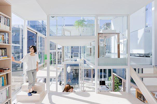 <p>Japonya'nın başkenti Tokyo'da duvarları camla kaplı, tüm odaları dışarıdan görülebilen transparan bir ev inşa edildi.</p>

<p> </p>
