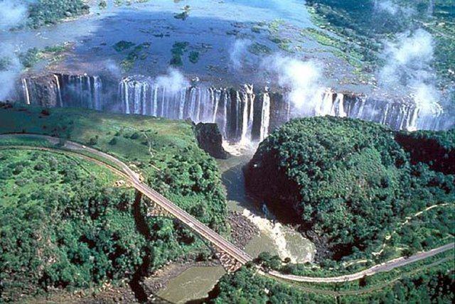 <p>Karasal Alan km²<br />
Zambiya<br />
743.398</p>