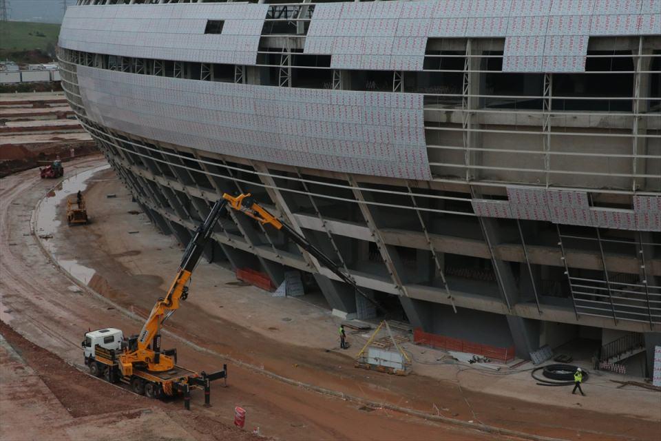<p>Toplam 89 bin metrekare arazi üzerinde yapımı süren stadyum, kentin simgesi olan pişmaniyenin çekme anındaki görünümünde yapılacak dış cephesiyle ilgi çekiyor.</p>