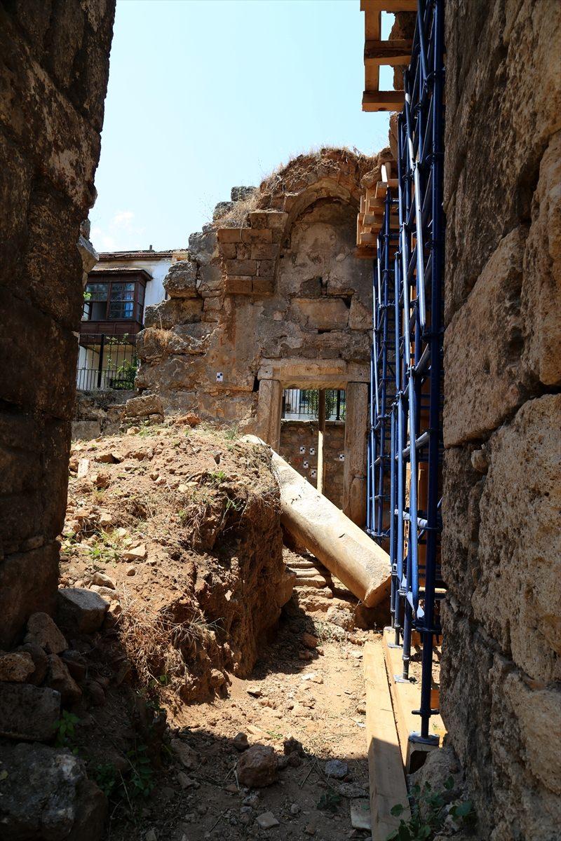 <p>Kaleiçi Kentsel SİT (korunmasında kamu yararı bulunan kentsel ve kırsal çevre) ve 3. derece arkeolojik SİT alanı içinde yer alan cami önceki  yıllarda restorasyon için ihaleye çıkarılmış, ancak bazı sivil toplum kuruluşlarının itirazı nedeniyle restorasyon gerçekleştirilememişti.</p>

<p> </p>
