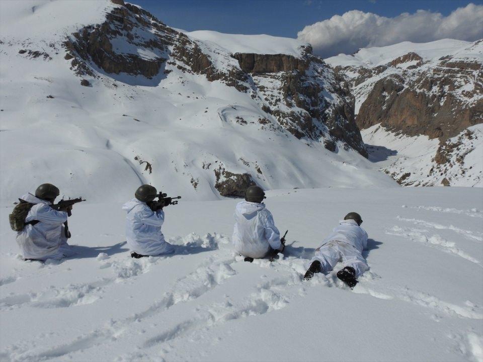 <p>Erzincan'da bölücü terör örgütü PKK'ya yönelik yapılan operasyonda teröristlerin tespit edilen barınak ve sığınakları imha edildi.</p>

<p> </p>
