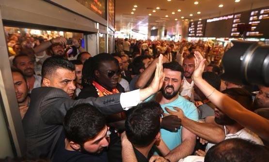 <p>Bu küçük tatsızlığa rağmen Fransız santrfor neşesini kaybetmedi. Gomis, araca bindiğinde ise görevlilere önemli bir soru yöneltti.</p>