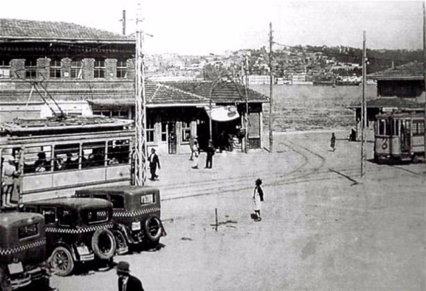 <p>Tarihçi Göncüoğlu, 1877-1878 Osmanlı-Rus Savaşı'nın ardından Bulgaristan'dan İstanbul'a göçen Müslümanların Üsküdar Çavuşbaşı mevkine yerleştirildiğini ve yanlarında getirdikleri fideleri dikerek gül üretimine başladıklarını anlatan Göncüoğlu, şunları kaydetti:</p>

<p> </p>
