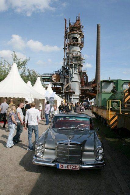 <p>Mercedes severler Almanya'nın Hattingen kentinde buluştu. Mercedes kulübü tarafından her sene düzenlenen etkinlik kapsamında Mercedes klasikleri ve son model Mercedes'ler bir araya geldi. İşte o otomobiller....</p>
<p> </p>