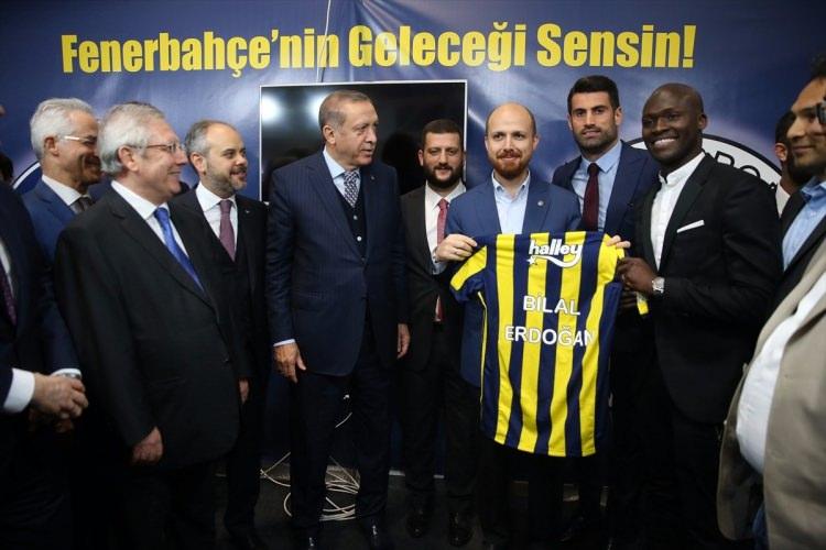 <p>Cumhurbaşkanı Erdoğan,Dünya Etnospor Konfederasyonu Başkanı Bilal Erdoğan ile etkinlik alanına geçerek Fenerbahçe standını ziyaret etti.</p>
